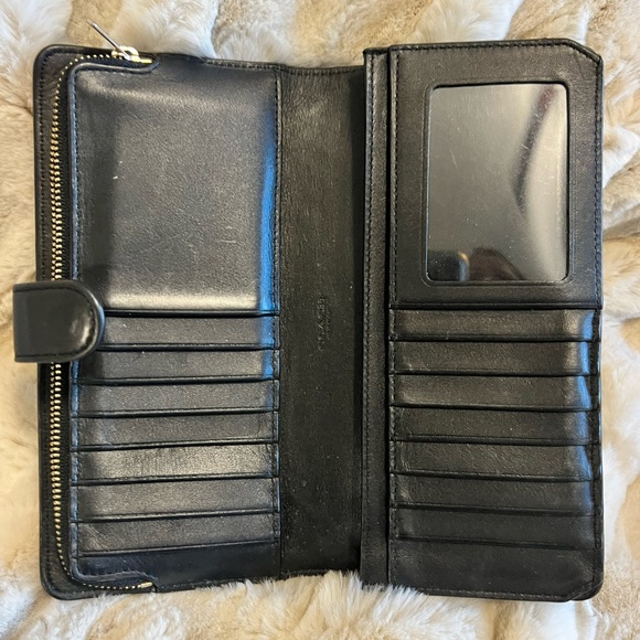Coach wallet with tons of space - Picture 4 of 7